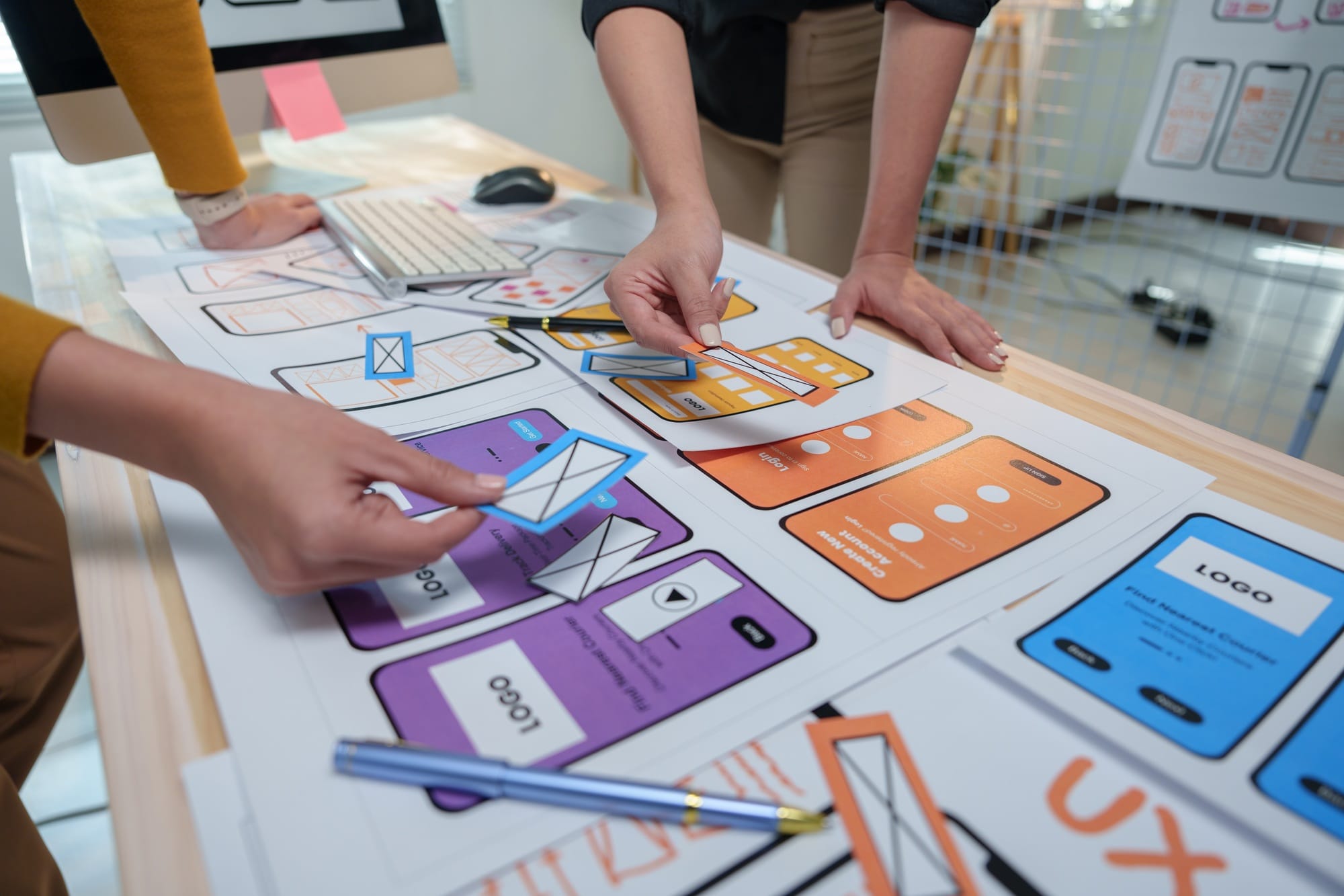 Écran montrant un site web en cours de conception, avec des annotations sur les étapes clés pour créer un site responsive (grilles flexibles, images adaptées, media queries).